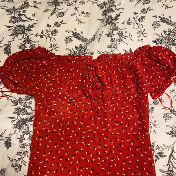 Mini red floral pattern dress size small - Picture 2 of 3